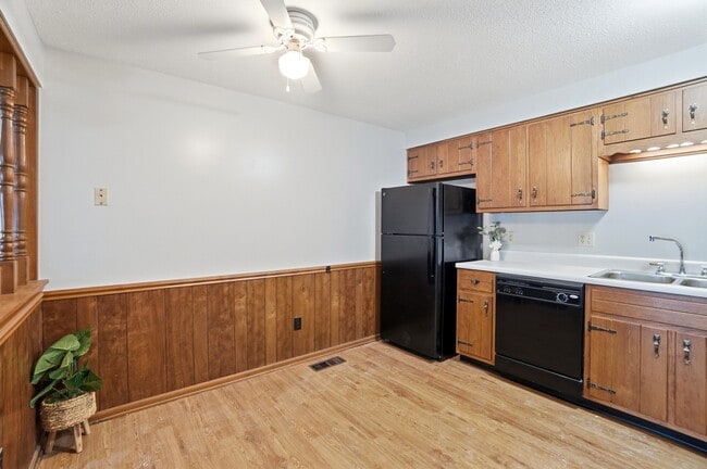 Building Photo - 9412 Vista Park Dr