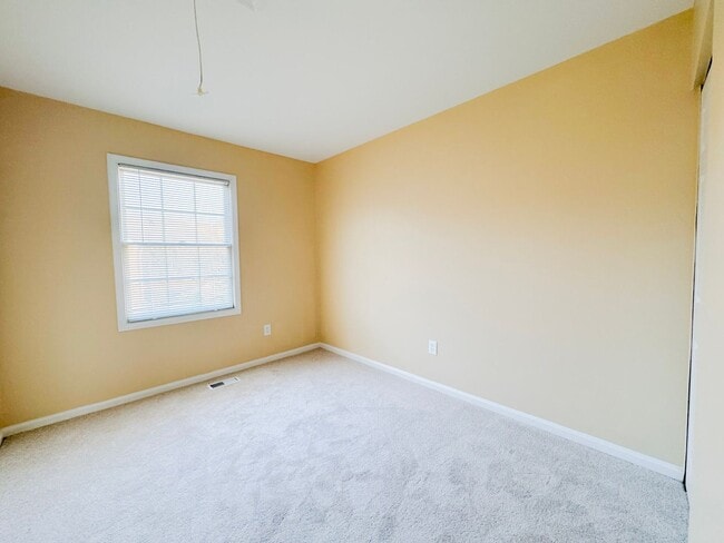 Building Photo - Relaxing 3 Bed 2 Bath Brick Townhome With Fenced Yard In Beautiful Franconia Commons