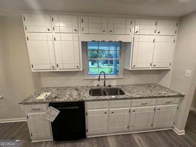 Building Photo - 6322 W Fayetteville Rd