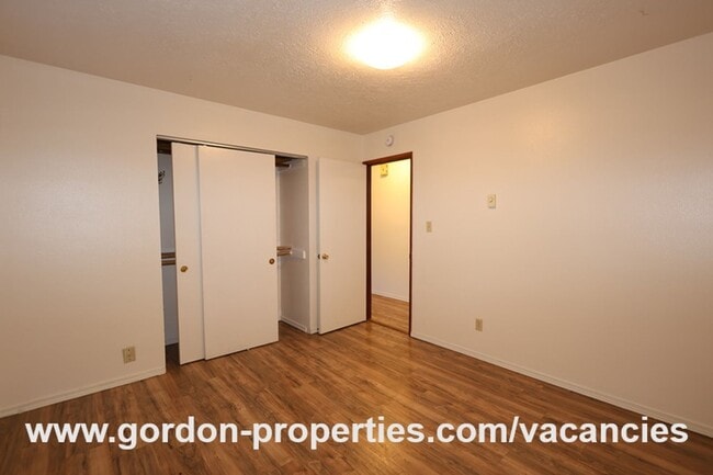 Building Photo - SE Green Vista Dr - Milwaukie 2 bedroom duplex with fireplace