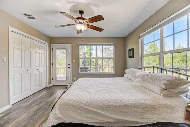 Building Photo - 460 Pine Tree Loop
