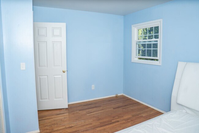 Building Photo - 1643 Colonial Manor Dr