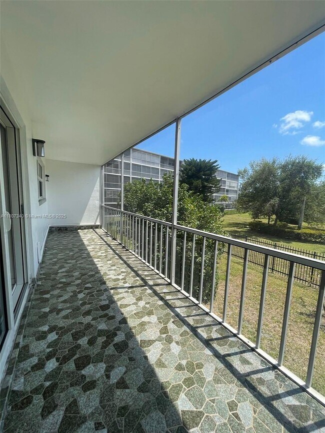Building Photo - 950 Hillcrest Dr