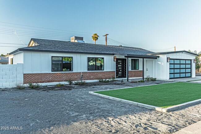 Building Photo - 1539 W Puget Ave