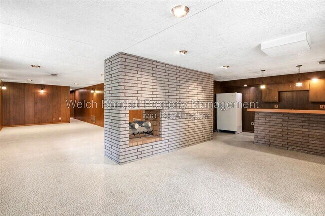 Building Photo - 5070 Doren Dr