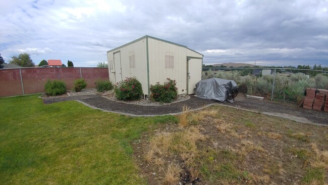 Building Photo - Huge house in Reata area.