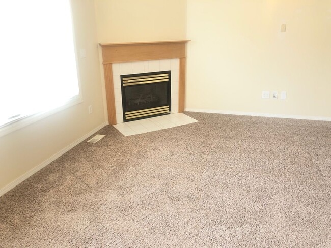 Building Photo - Beautiful 3BR, 2.5 bath townhouse in north Normal. Over 2300 square feet. New carpet throughout. ...