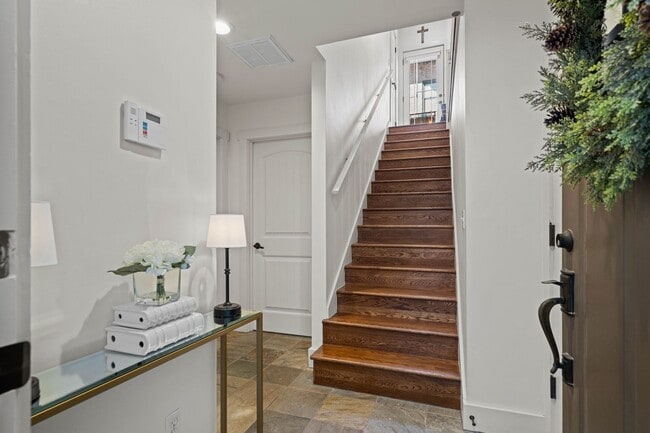 Building Photo - This luxurious townhouse on Cherry St.