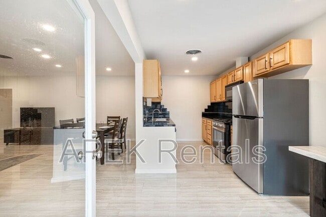 Building Photo - 1425 Vía Soledad