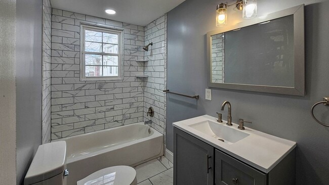 Building Photo - Must See!