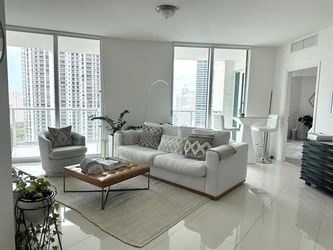 Building Photo - 300 S Biscayne Blvd