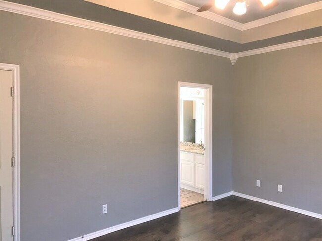 Building Photo - 3 Bed 2 Bath 2 Car Duplex in the Silvertre...