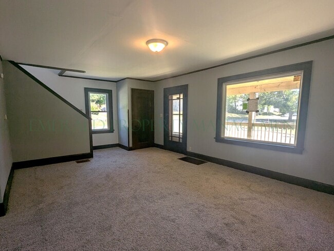 Building Photo - 326 N Independence Ave