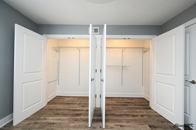 Building Photo - 9381 Bay Colony Dr