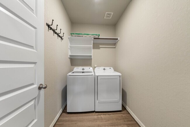 Building Photo - Stylish 3-Bed Home with Pool Access, Island Kitchen & Fenced Yard in New Braunfels