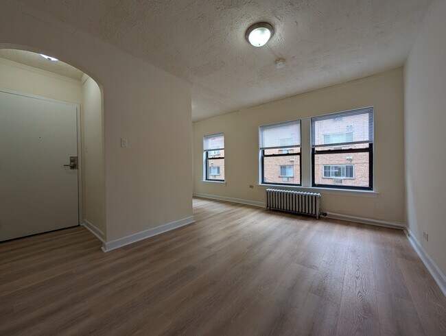 Building Photo - 5417 N Kenmore Ave