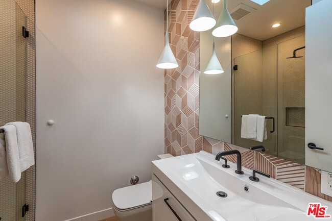 Building Photo - 552 Stassi Ln