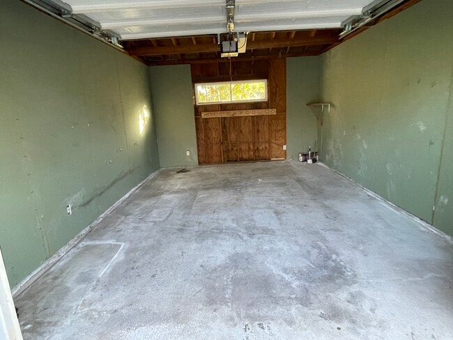 Building Photo - 2360 N Windsor Ave