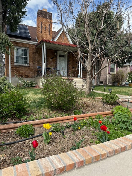 Front yard flower and shrub garden - 3423 N Saint Paul St