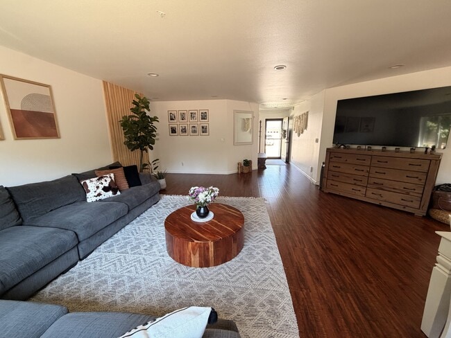 Building Photo - 323 Huppert Ln