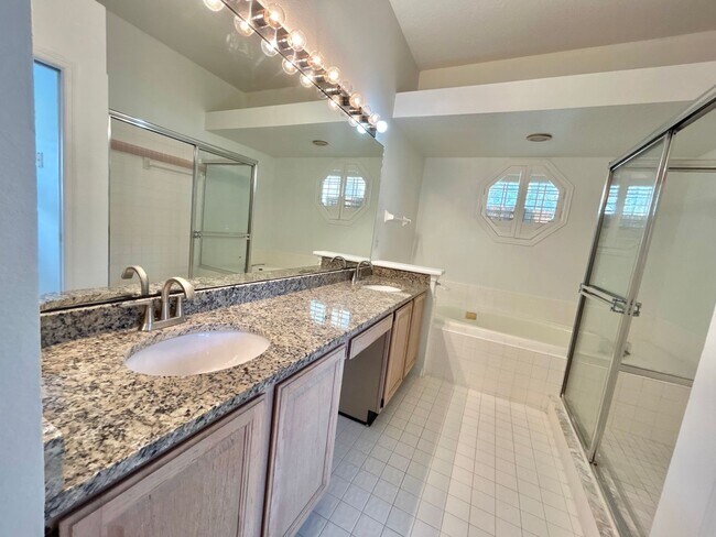 Building Photo - Beautiful Home with Water View in Eastwood!