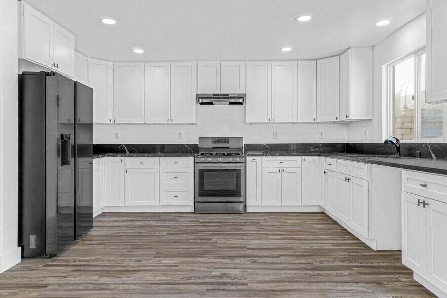 Building Photo - 3500 Desert Oak Dr
