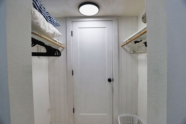 Building Photo - Seasonal Short-term 2-Bedroom 2-Bathroonm Condo located at Mission Lakes!