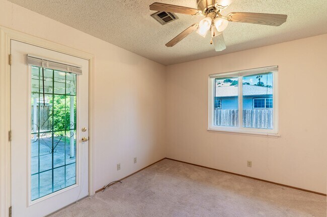 Building Photo - Adorable West Morgan Hill Family Home!