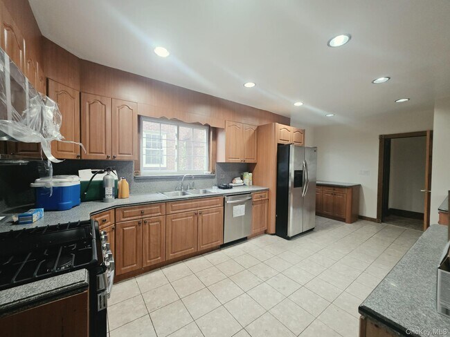 Building Photo - 180-15 Dalny Rd