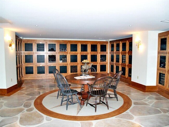 Building Photo - 700 Park Regency Pl NE