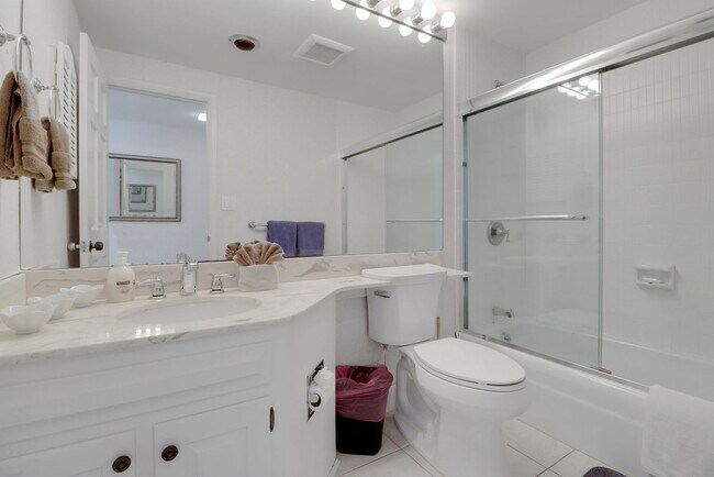 Building Photo - 220 Seaview Ct