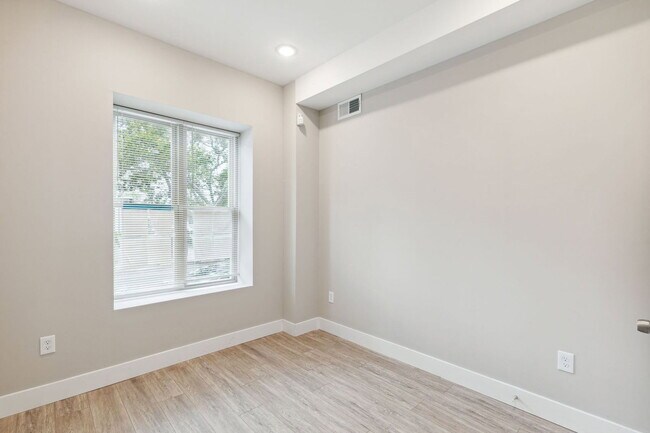 Building Photo - 1333 E Snyder Ave