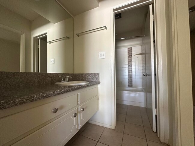 Unit Nº301 - Vanity / Bathroom - 10006 Palms Blvd