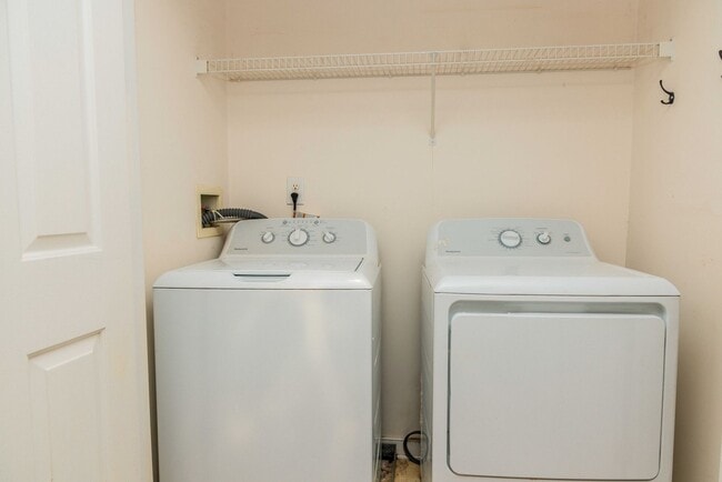 Building Photo - Lovely 3 bedroom, 2.5 Bathroom townhouse s...