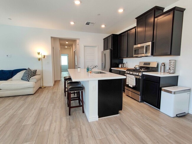 Building Photo - Like New 2 Bed 2.5 Bath Condo