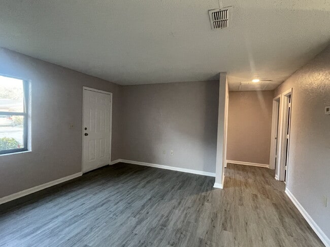 Building Photo - 493 Las Palmas Cir