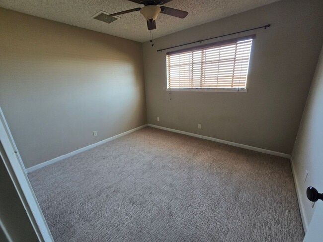 Building Photo - Place 616 W Graaf Ave