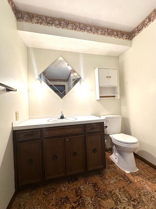 Building Photo - Welcome To Your Spacious Oasis!