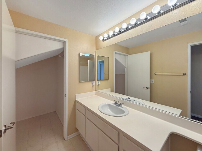 Building Photo - Charming 2BR/2BA Condo in Chula Vista!