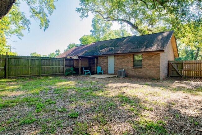 Building Photo - 2 Bedroom Duplex Unit on a Quiet Street off Nine Mile Rd