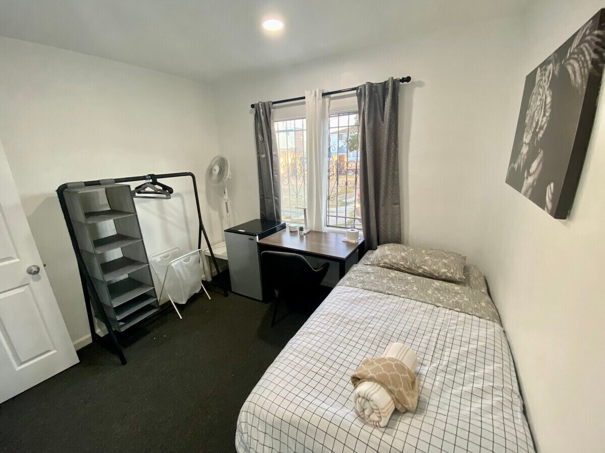 Building Photo - 1513 W Florence Ave