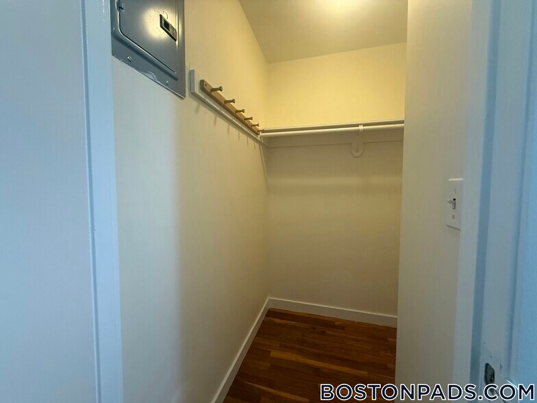 Building Photo - 17 Captain Parker Arms