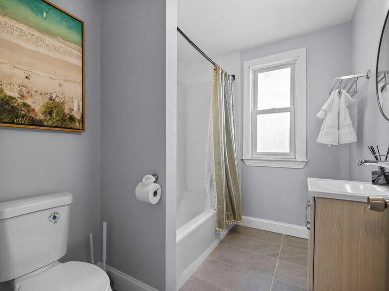 Building Photo - 168 School St