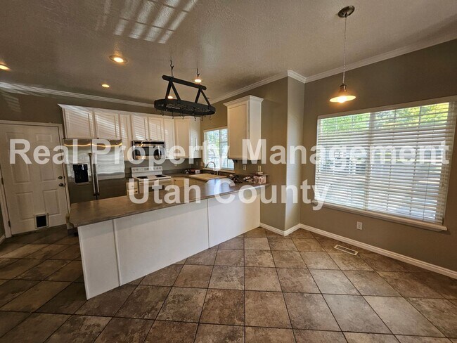 Building Photo - Townhome in Orem 3 bedroom 3.5 bathrooms