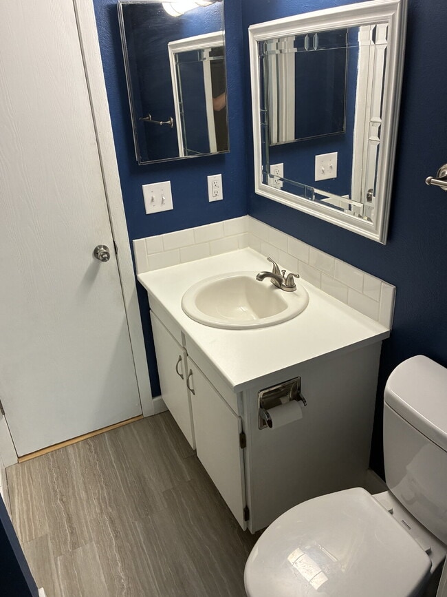 Building Photo - Beautiful Townhome - 4 Bedrooms 3 Bathroom with 2 Additional Bonus Rooms!