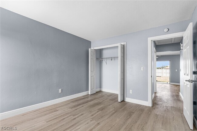 Building Photo - 527 SE 6th Ave