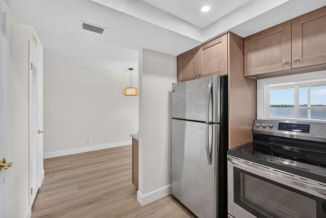 Building Photo - 52 Yacht Club Dr