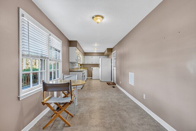Building Photo - 259 Shoreline Dr