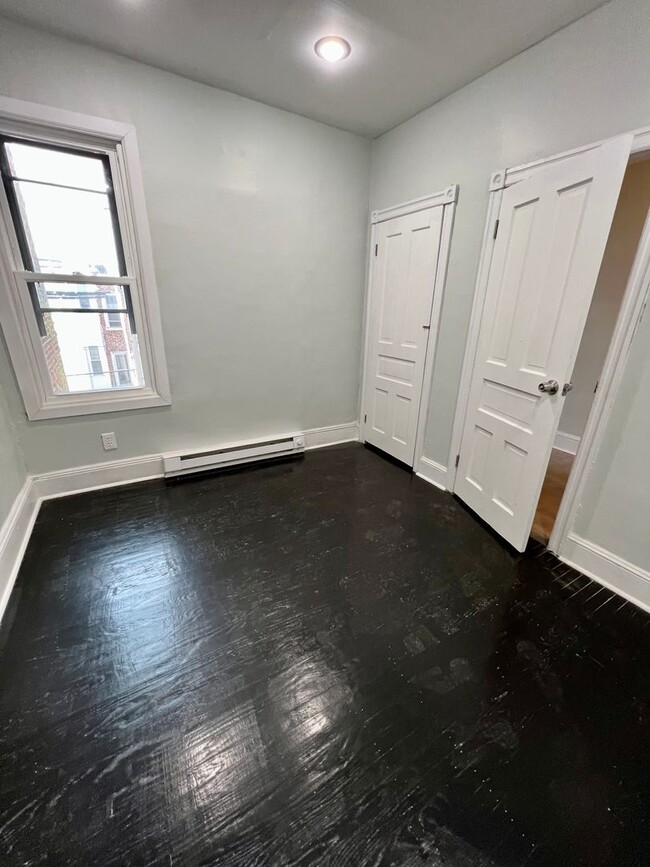 Building Photo - Gorgeous 3-Bedroom Townhouse in West Phila...