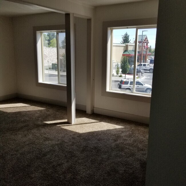 Building Photo - Spacious 2 bed 1 bath apartment on Main st...